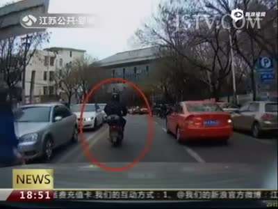 监控：女子横穿马路被骑车男子一脚踹倒
