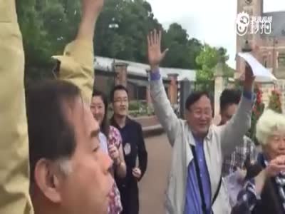 中国游客在海牙和平宫前高唱国歌抗议仲裁