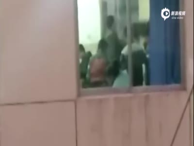 甘肃初中男教师殴打女学生 教室里拳打脚踢