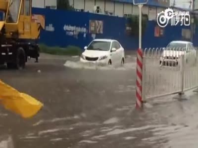 实拍北京暴雨 部分路段出现积水断路