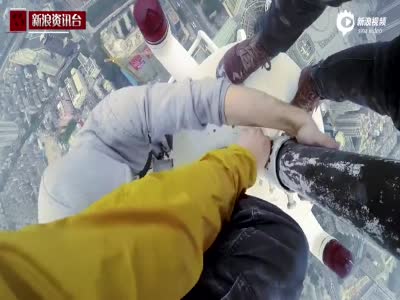惊险！三老外徒手攀爬至深圳高楼顶端淡定自拍
