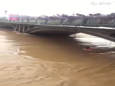 实拍武警救援时被洪水冲走 民众桥上结绳网救人