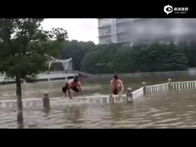 武汉暴雨开启看海模式 居民戏水广场变水上乐园
