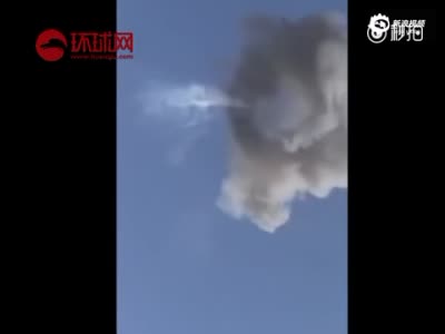 实拍俄军用直升机在叙遭击落 空中起火爆炸
