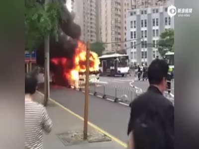 实拍上海一辆公交车起火燃烧 只剩下焦黑外壳