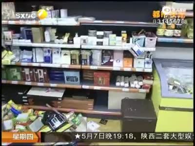 监控：四名男子持长棍猛砸超市 前一天进店恐吓