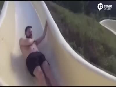 实拍男子玩水上滑梯飞出轨道 跌落峭壁受重伤
