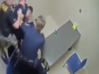 嫌犯在审讯室抢夺警官手枪 斗争激烈反被制服