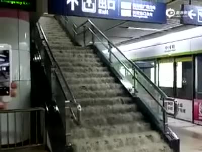 实拍武汉地铁进水 雨水沿楼梯冲进站台