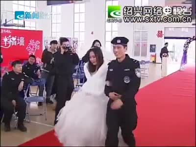 现场:10名特警全副武装速降求婚 上演110式婚