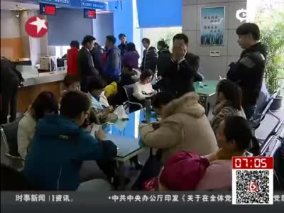 上海房产交易中心人流爆棚 市民拿小板凳排队