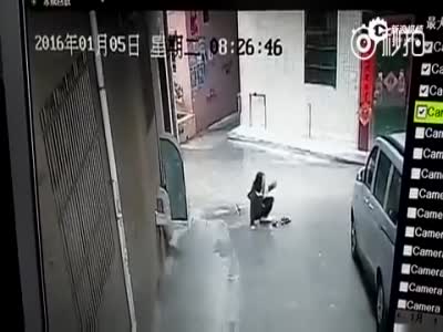监控：女生大白天遭勒脖拖行抢劫 被狠摔在地