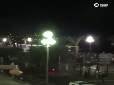 现场：法国尼斯国庆活动遭袭 卡车冲向人群