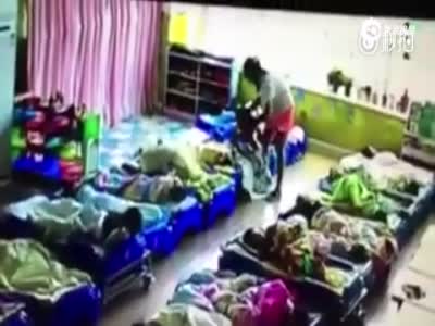 监控：幼儿园老师摔打孩子 从床上拖到地上摔