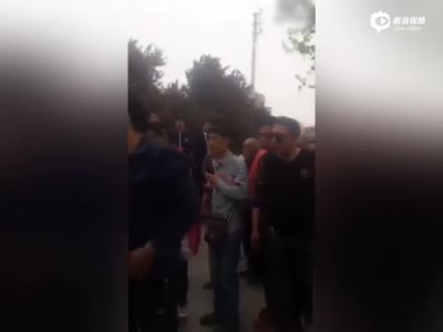 郑州两男子当街围殴女环卫工 遭围观群众暴打