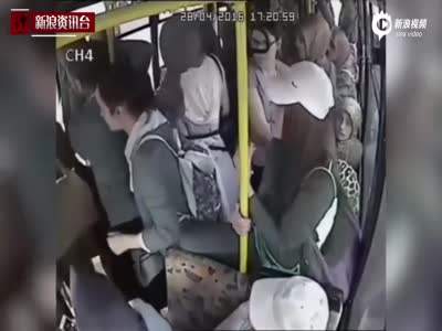 土耳其色狼公交车骚扰女子 遭全车女乘客群殴