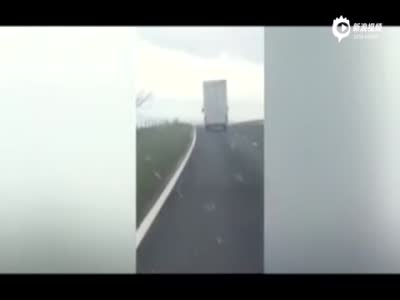 实拍英国重型卡车被大风吹翻全程 1秒瞬间倒地