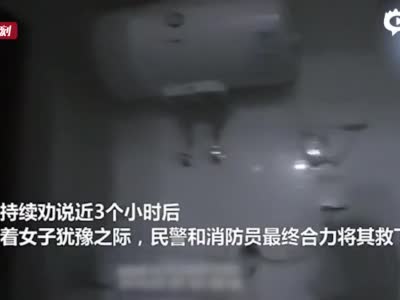 视频 ｜ 上海一女子为情所困欲跳楼 公安消防合力救援
