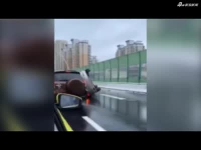 上海高架发生三车事故无人受伤 因雨天路滑刹车失控