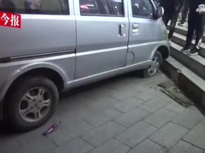 郑州女子超市前练车 撞伤路人后冲上一米多高的台阶