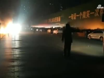 郑州一轿车行驶中自燃 殃及旁边车辆（视频）