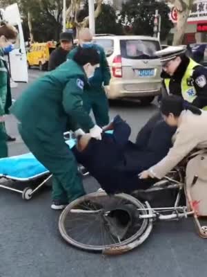 视频丨常德：老人被撞伤情较重 警医联动紧急救治