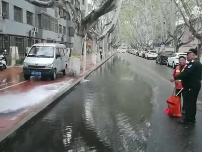 郑州街头消防栓喷水60多分钟 路面变河面