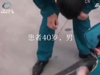 暖新闻：郑州初夏街头暖心的一幕 120急救人员用A4纸为患者遮阳