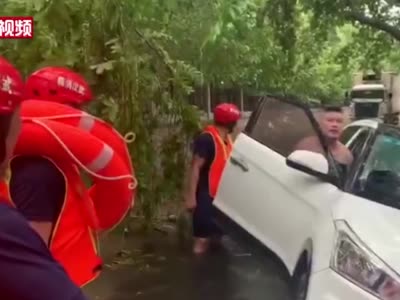 武汉强降雨导致人员被困 消防部门紧急救援