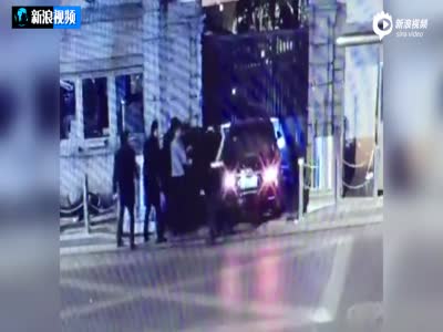 美领馆被冲撞:哨兵用身体拦车