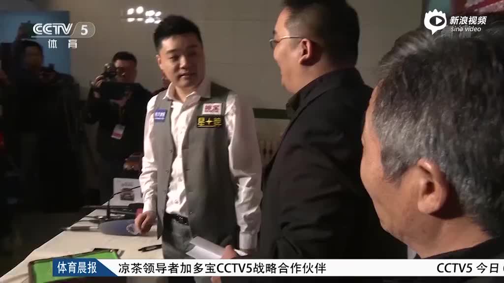 丁俊晖迎28岁生日 一家三口切蛋糕庆生
