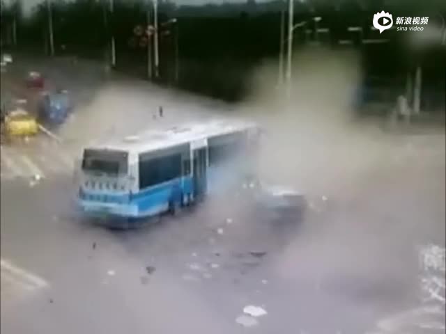 现场:南京一路口多车相撞致2死 现场一片狼藉