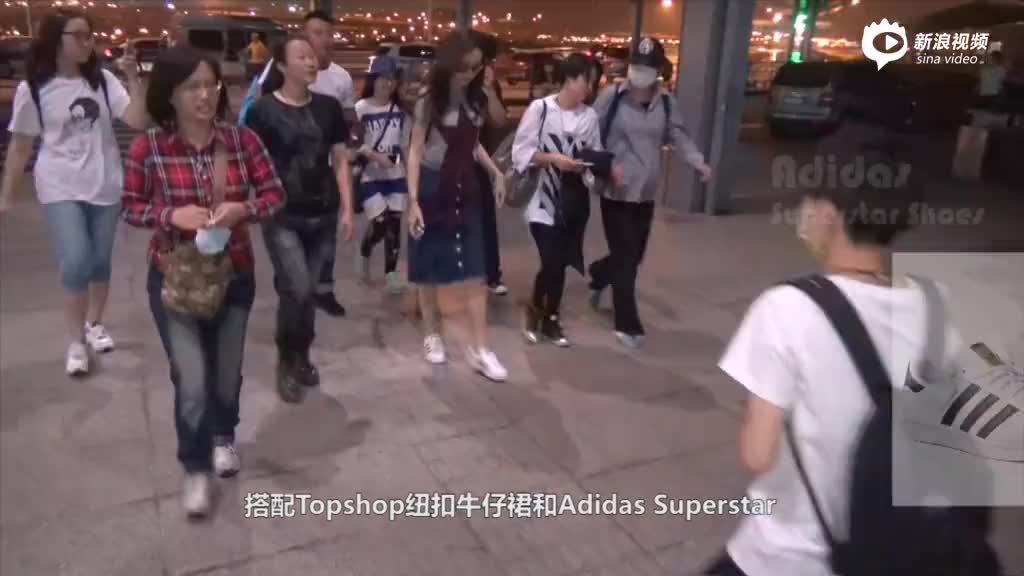 唐嫣告别“山寨女王”机场秀大牌