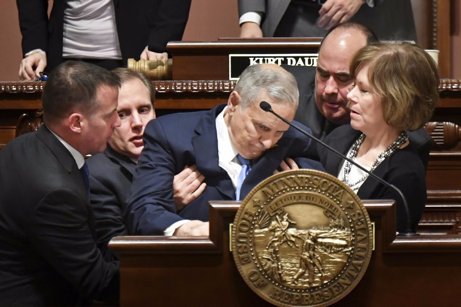 明尼苏达州州长发表州情咨文讲话时晕倒