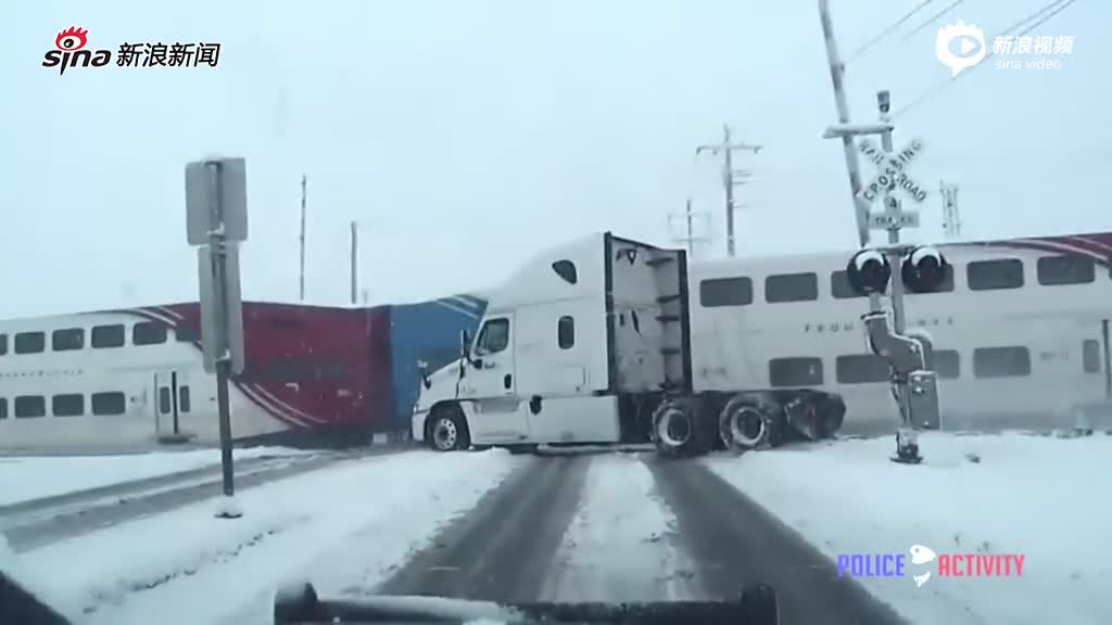实拍:犹他州货车遭火车撞击 车身被拦腰撕开