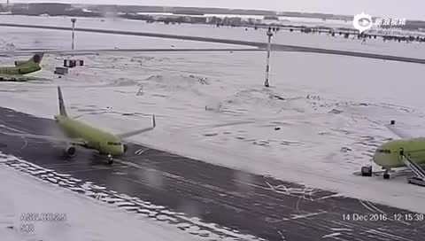 俄客机结冰跑道降落 打滑旋转险撞另一架飞机