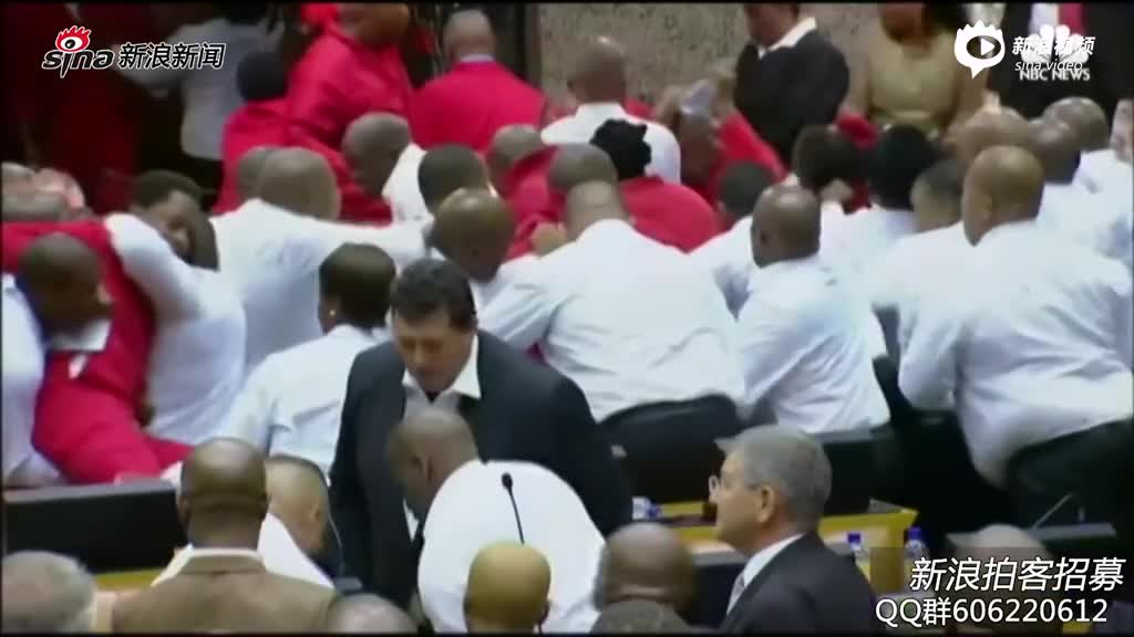 南非议员又在国会打群架了 手脚并用相互撕扯