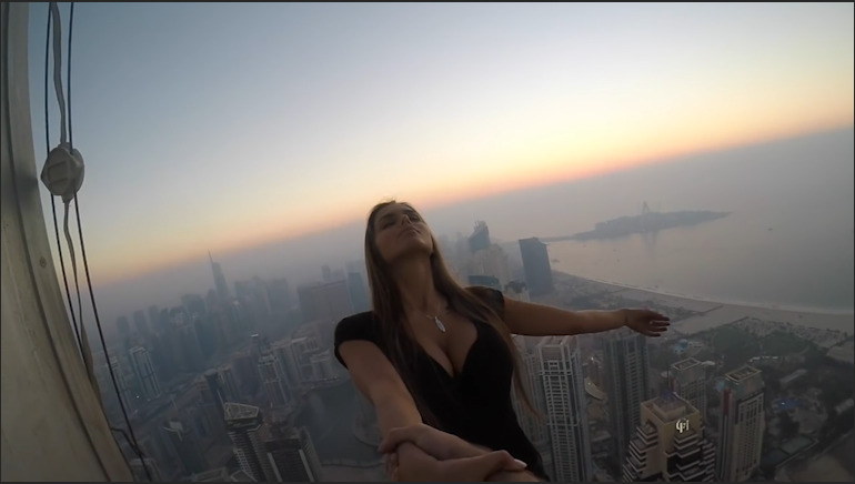 太疯狂！俄罗斯美女挑战迪拜高楼单手悬空
