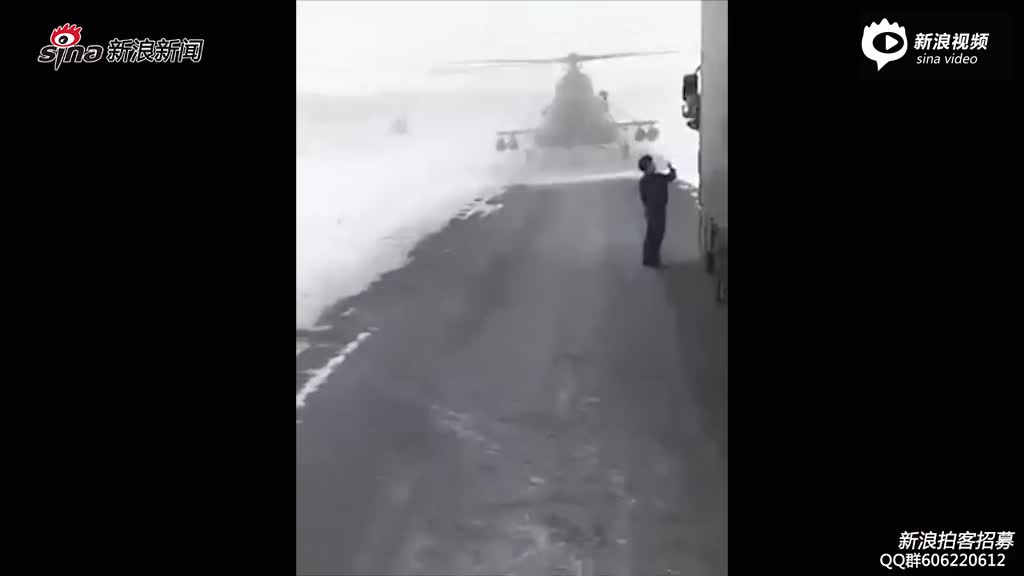 哈萨克斯坦军用直升机高速拦货车 竟为了问路