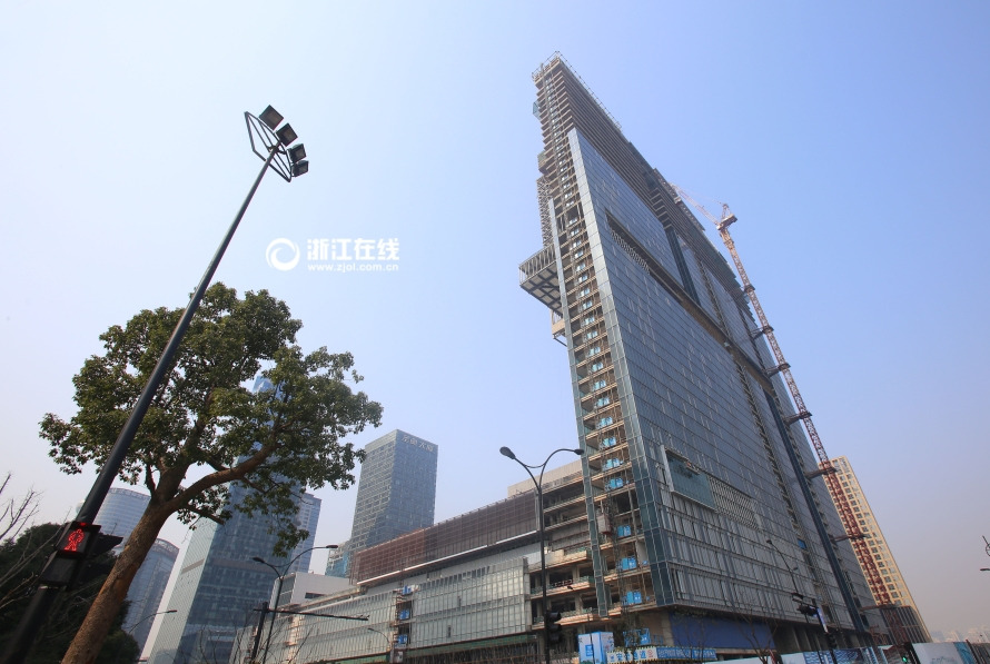 杭州现200米高“纸片楼” 最薄处仅12跨步
