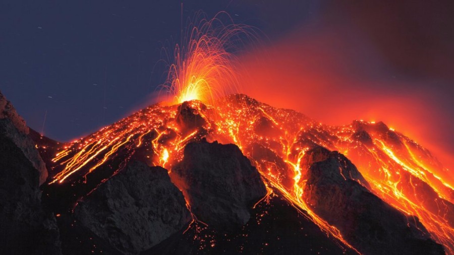 航拍：意大利埃特纳火山新年首次喷发 艳丽胜烟火