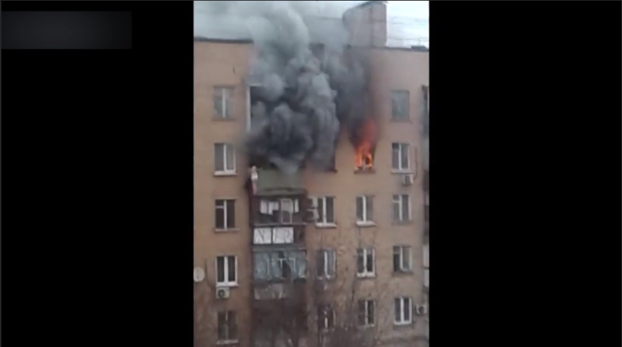实拍：莫斯科公寓大火 女子8楼跳下逃生幸存