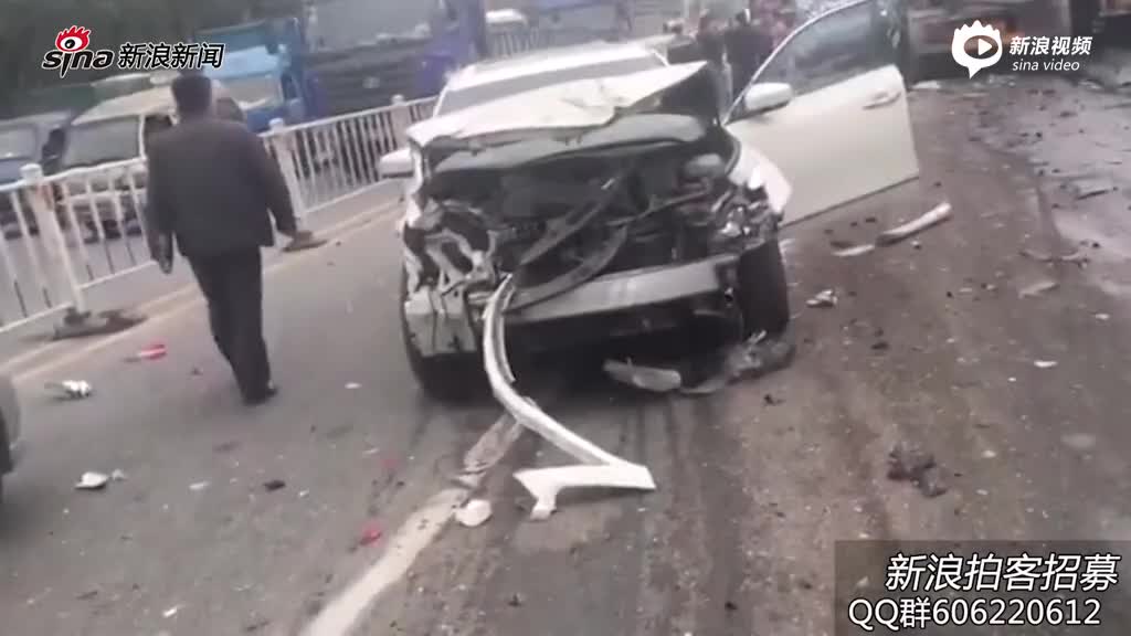 东莞发生惨烈车祸十余辆车相撞 多车遭压扁变形