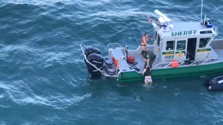 两落水女子险遇游轮碾压 幸被途经海警救起