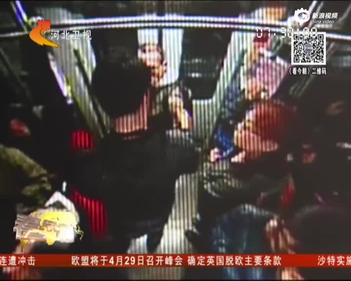 小偷偷完手机上地铁 热心乘客穿越车厢帮抓贼