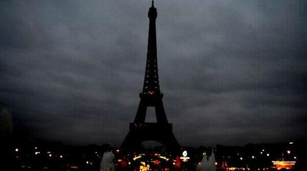 巴黎埃菲尔铁塔熄灯 为伦敦恐袭遇难者哀悼