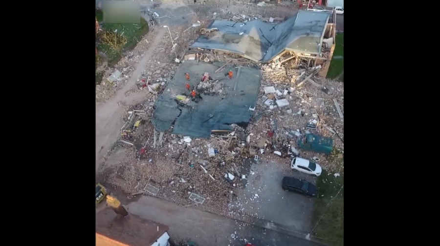 航拍：英国舞蹈学校爆炸 建筑被夷为平地