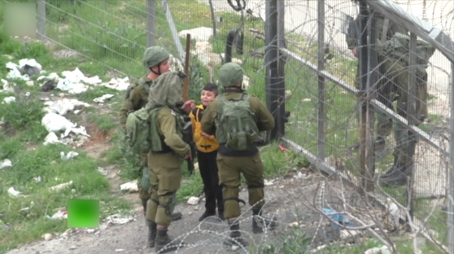 以色列士兵抓8岁男孩 挨家挨户找投石者
