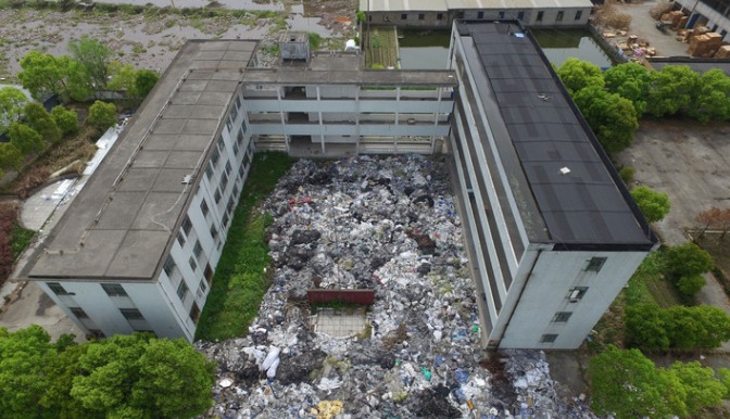 杭州一废弃学校成垃圾场 与幼儿园仅一墙之隔