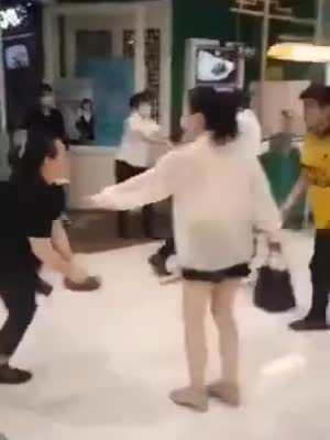 #北京外卖小哥与女店员互殴# 商家：因为催菜[思考]